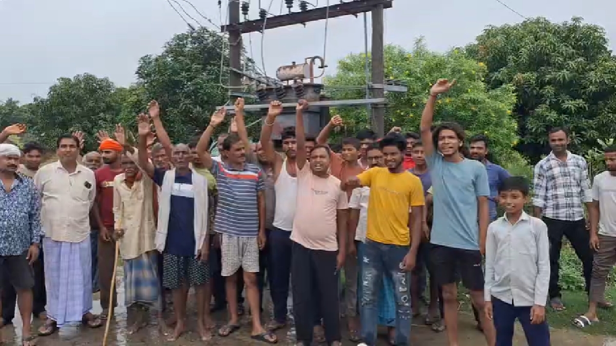 बगहा में 15 घंटे बिजली गुल, सड़क पर उतरे ग्रामीण; बिजली विभाग के खिलाफ जोरदार प्रदर्शन